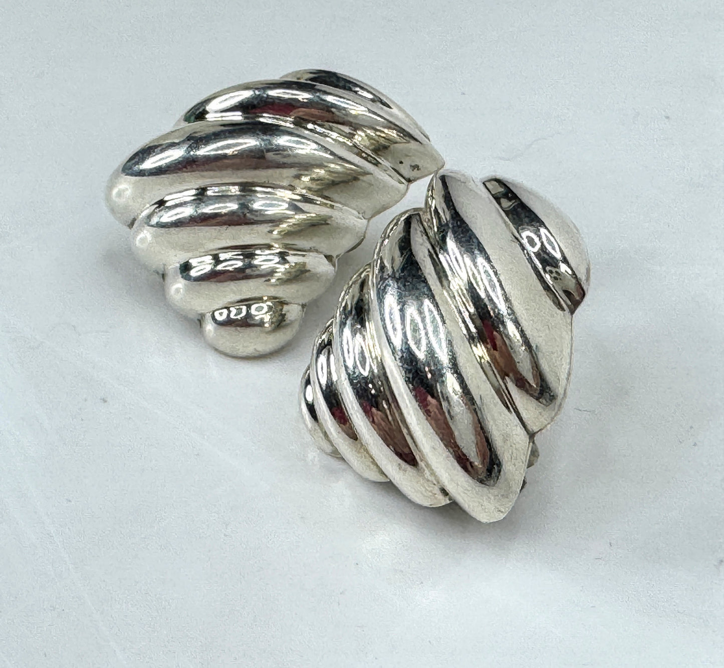 Tiffany & Co 925 Sterling Silver Vintage Earrings Puffed Shell Omega Back JR1827