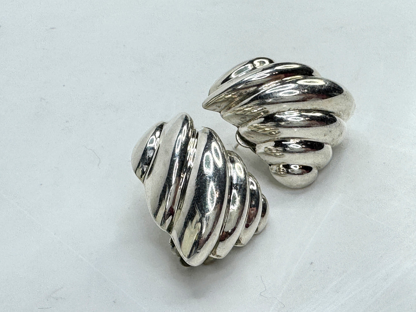 Tiffany & Co 925 Sterling Silver Vintage Earrings Puffed Shell Omega Back JR1827