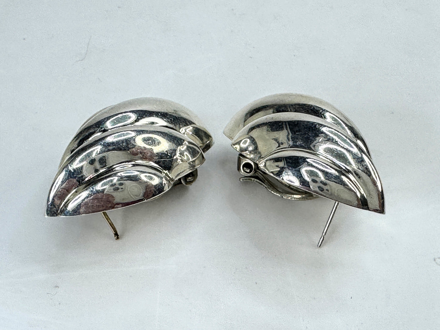 Tiffany & Co 925 Sterling Silver Vintage Earrings Puffed Shell Omega Back JR1827