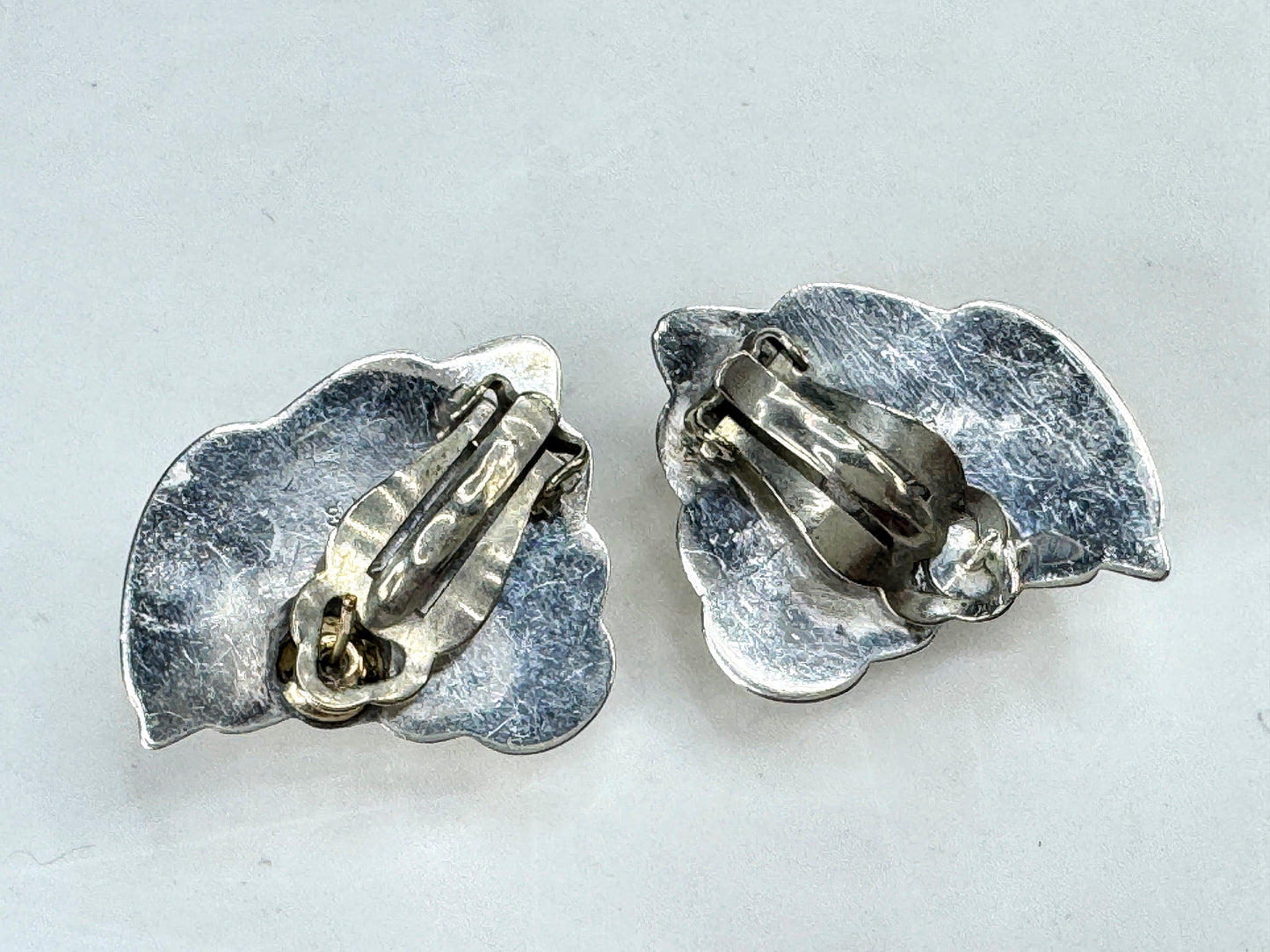 Tiffany & Co 925 Sterling Silver Vintage Earrings Puffed Shell Omega Back JR1827