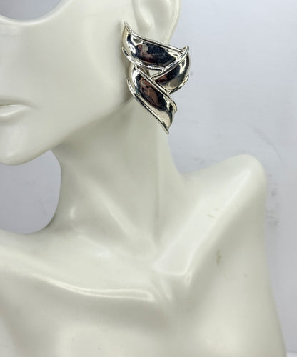 Tiffany & Co 925 Sterling Silver Vintage Earrings Puffed Shell Omega Back JR1827