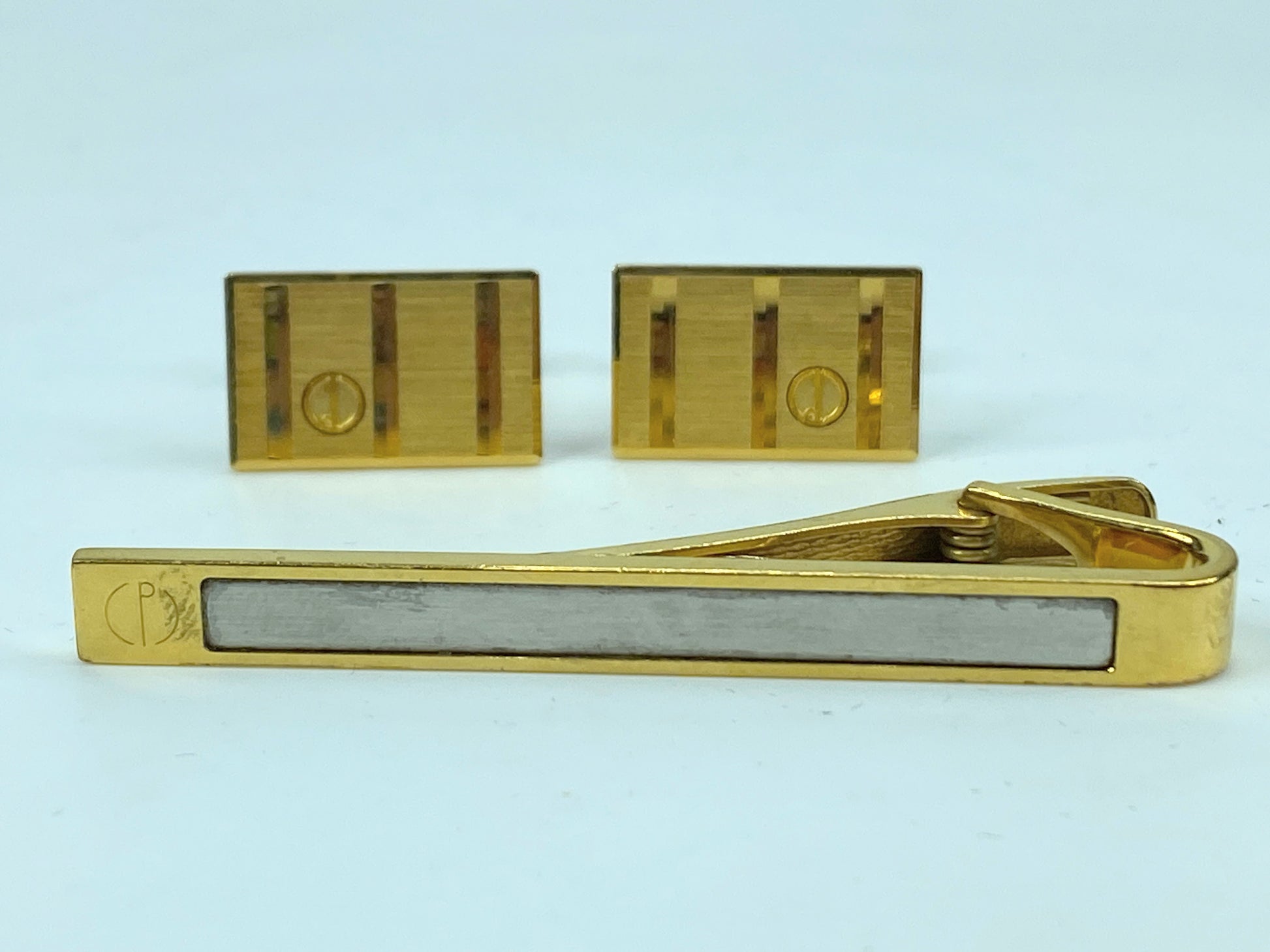 Alfred Dunhill Tie Pin Tie Bar & Cow Button Set Color Gold tone GS458