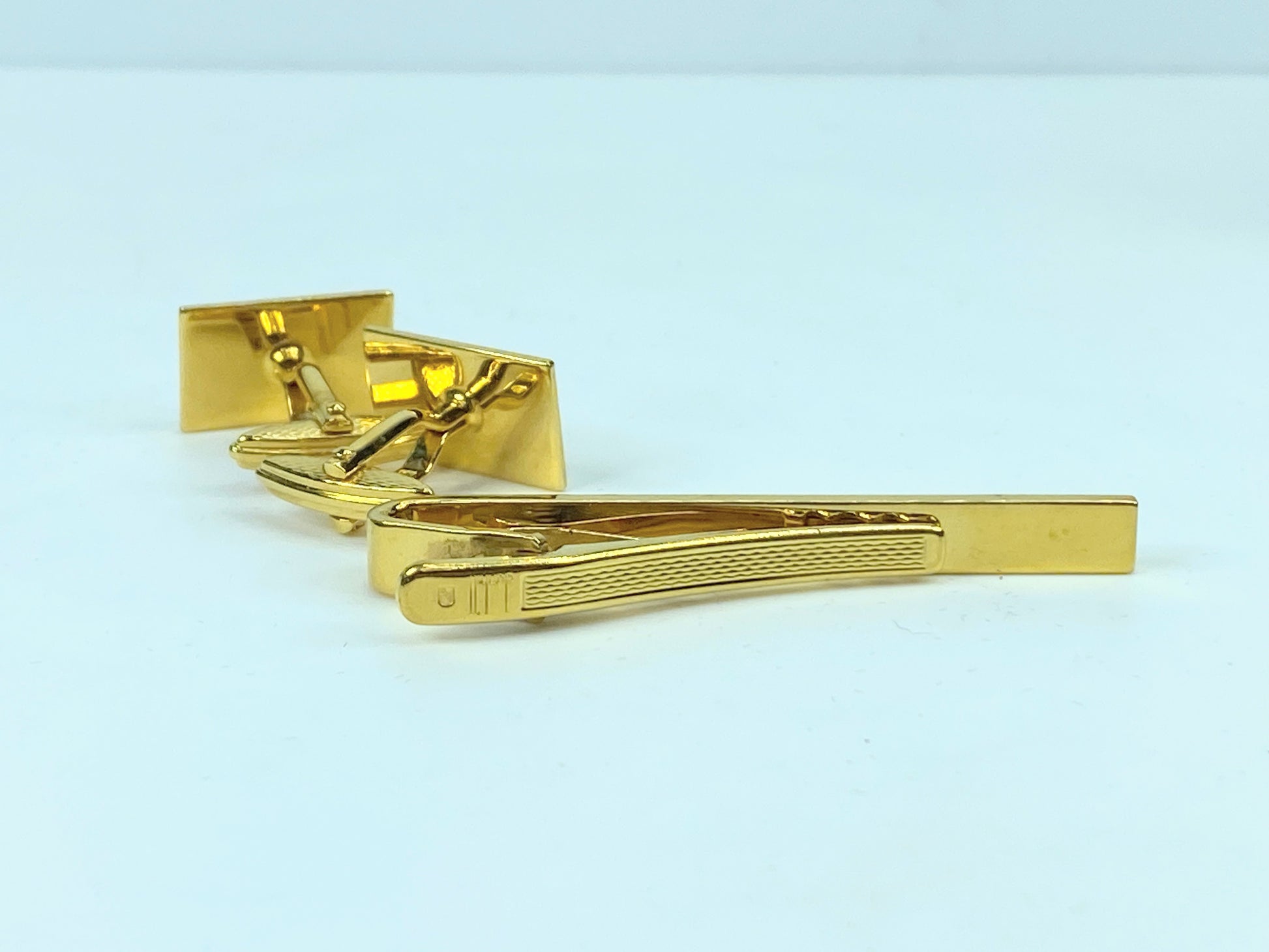 Alfred Dunhill Tie Pin Tie Bar & Cow Button Set Color Gold tone GS458