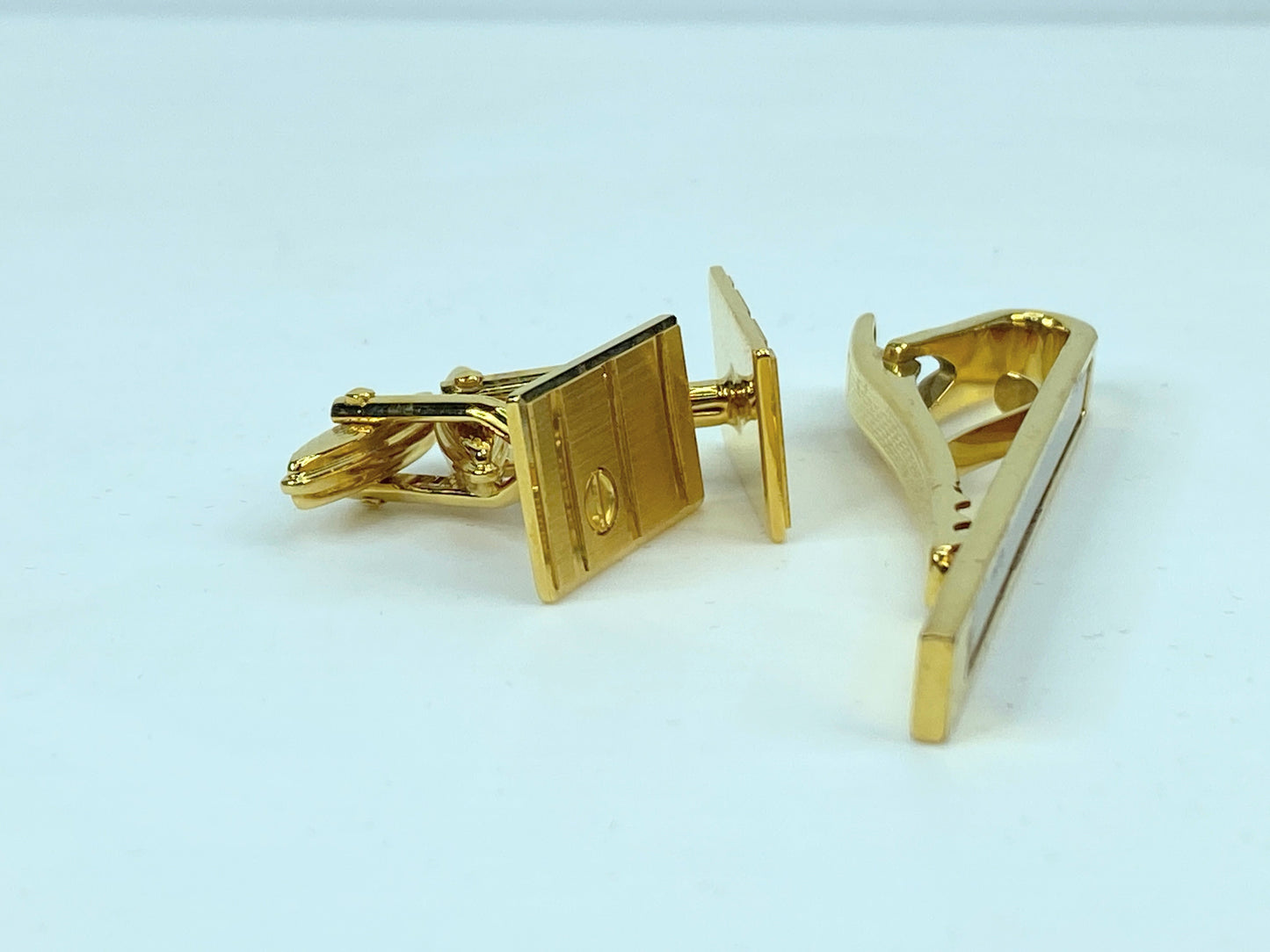 Alfred Dunhill Tie Pin Tie Bar & Cow Button Set Color Gold tone GS458