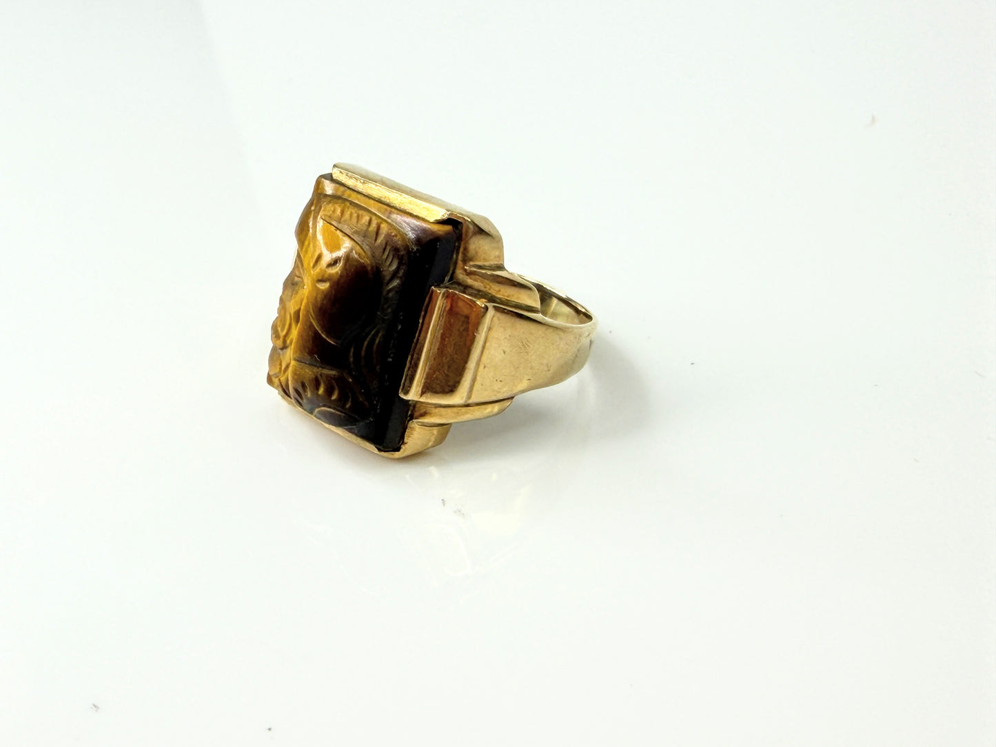 Vintage 10K Gold Soldier Cameo Carved Tiger Eye Signet Ring Size 8.75 JR1657