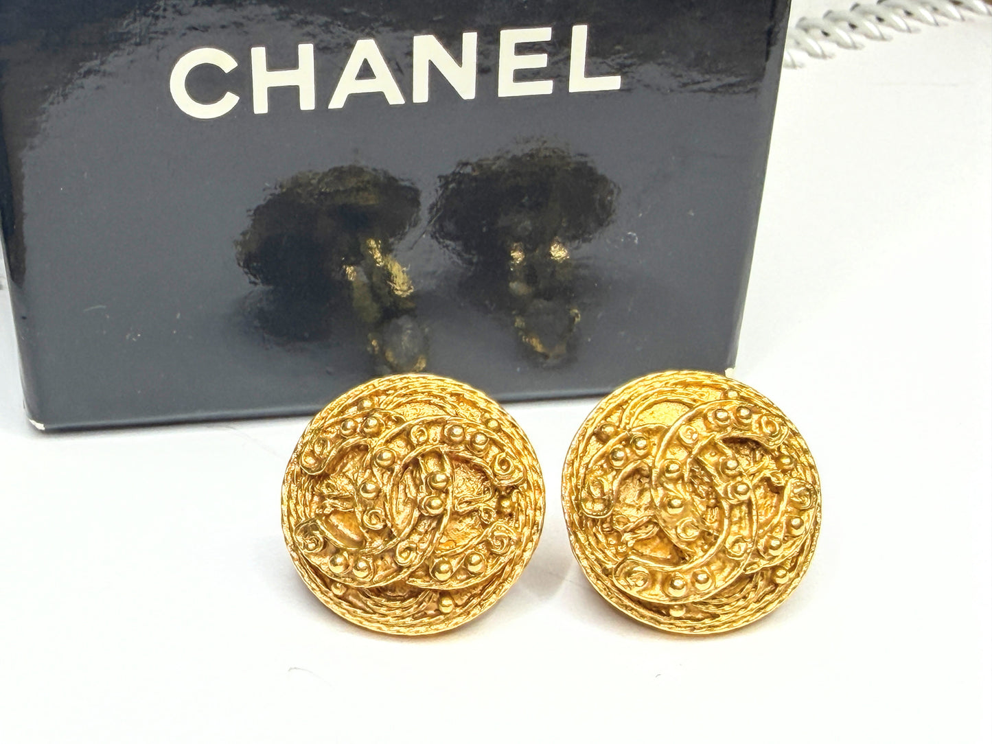 Vintage Chanel CC Textured Round Clip On Earrings Gold Plated with box GS834