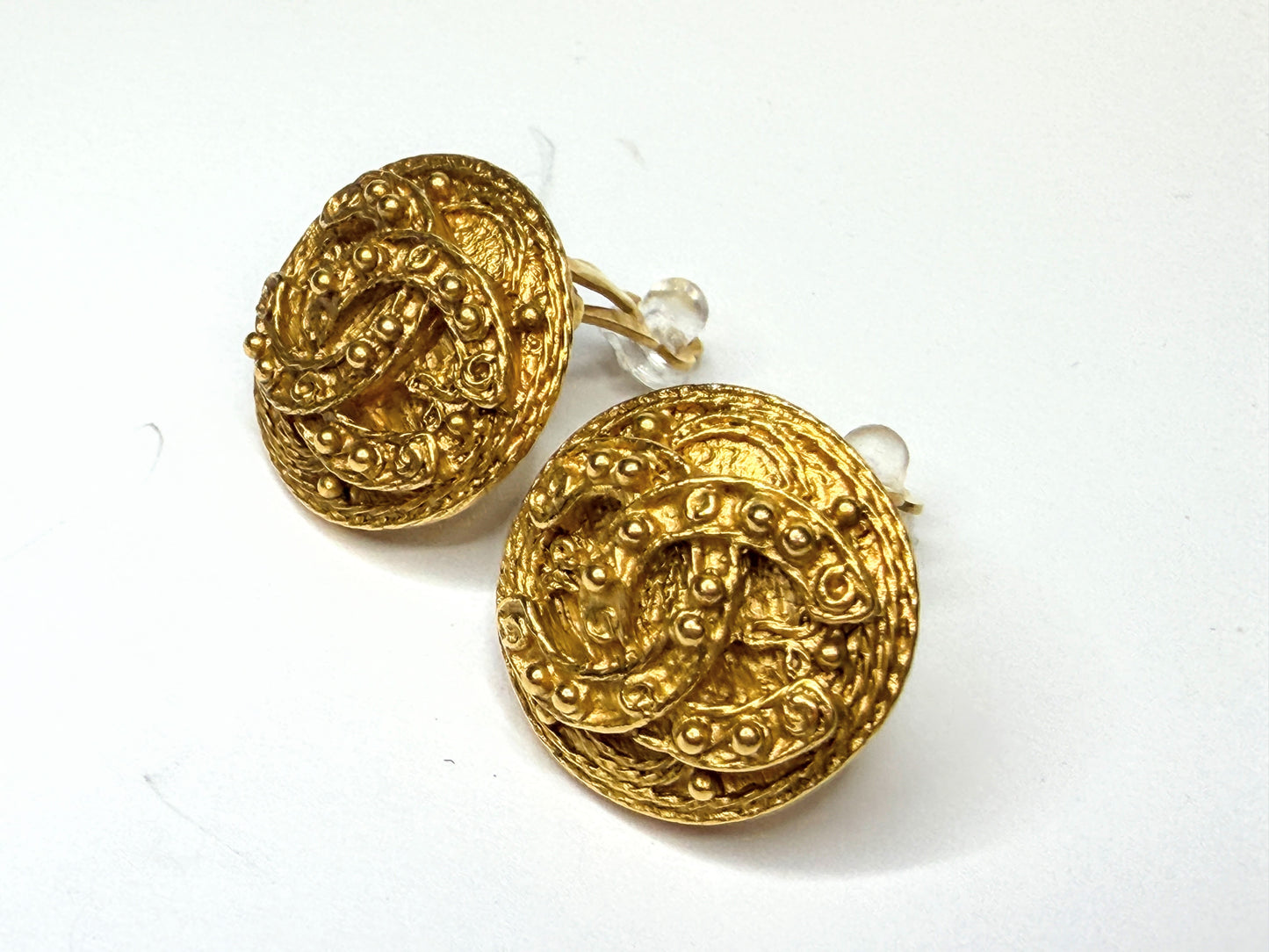Vintage Chanel CC Textured Round Clip On Earrings Gold Plated with box GS834