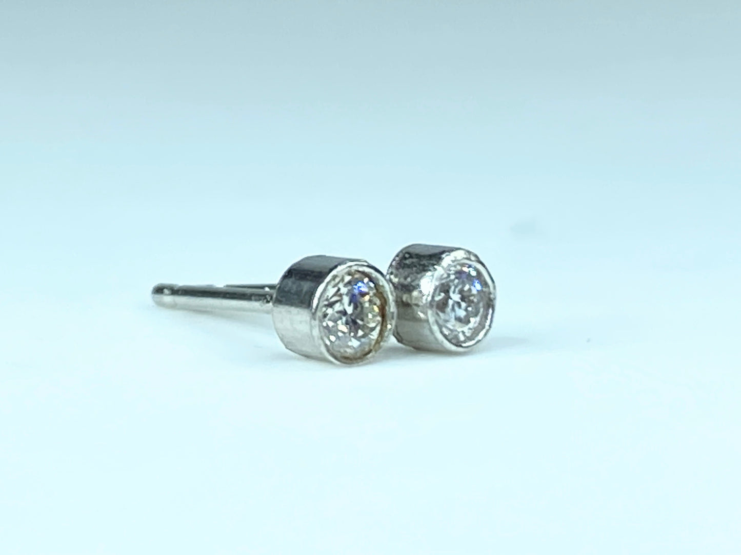 Platinum 950 0.15ct G/Si1 Diamond Micro Bezel stud earrings JR9857