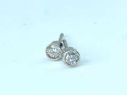 Platinum 950 0.15ct G/Si1 Diamond Micro Bezel stud earrings JR9857