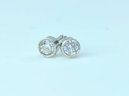 Platinum 950 0.15ct G/Si1 Diamond Micro Bezel stud earrings JR9857