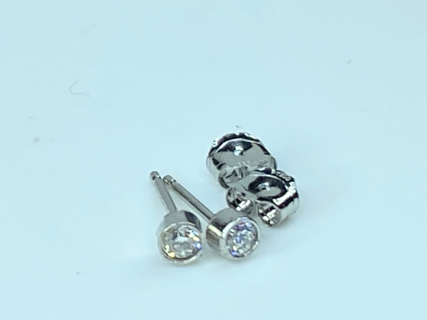 Platinum 950 0.15ct G/Si1 Diamond Micro Bezel stud earrings JR9857