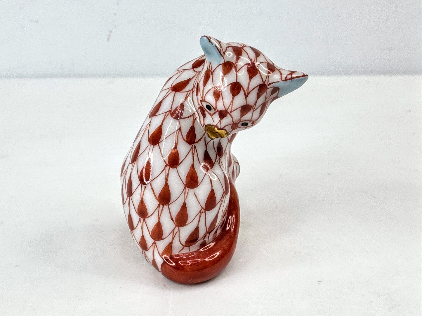 Herend Hungary Red Fishnet Cat Figurine Hand-Painted Porcelain 24K accent A1132