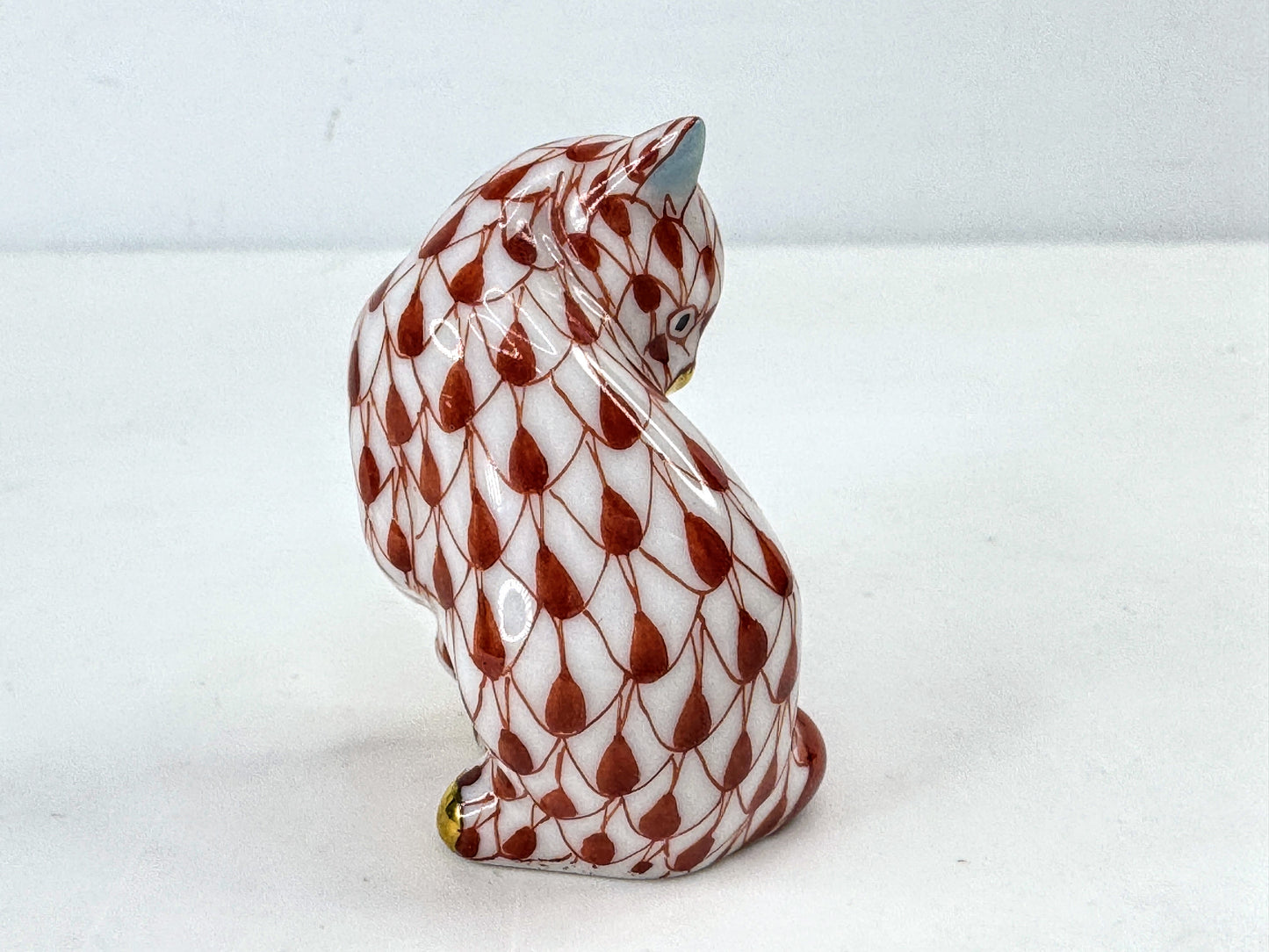 Herend Hungary Red Fishnet Cat Figurine Hand-Painted Porcelain 24K accent A1132