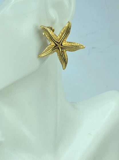 Christian Dior Vintage Starfish gold tone texture clip on Earring GS467