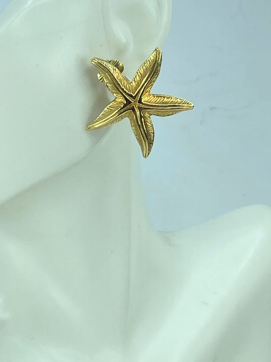 Christian Dior Vintage Starfish gold tone texture clip on Earring GS467
