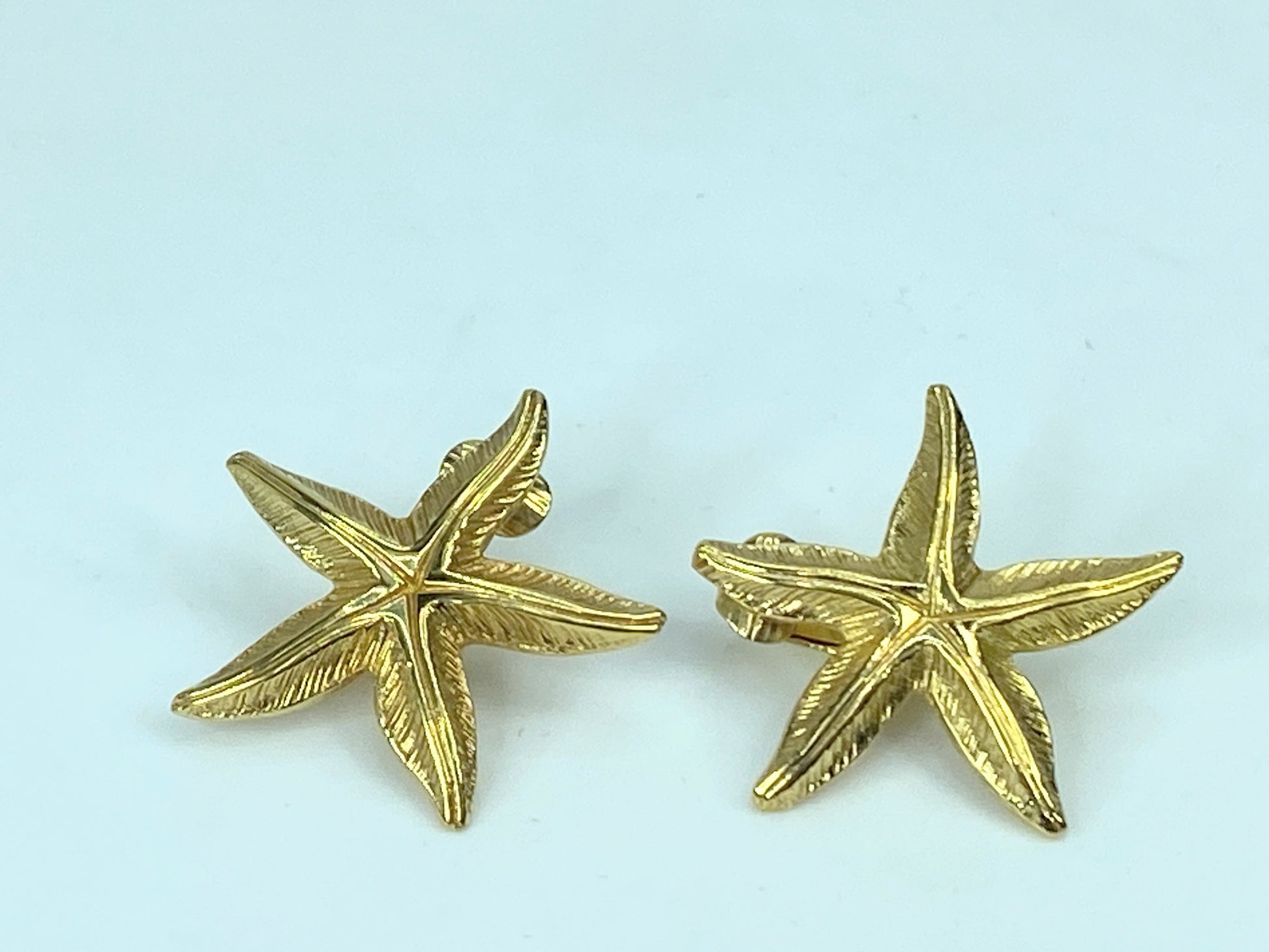 Christian Dior Vintage Starfish gold tone texture clip on Earring GS467