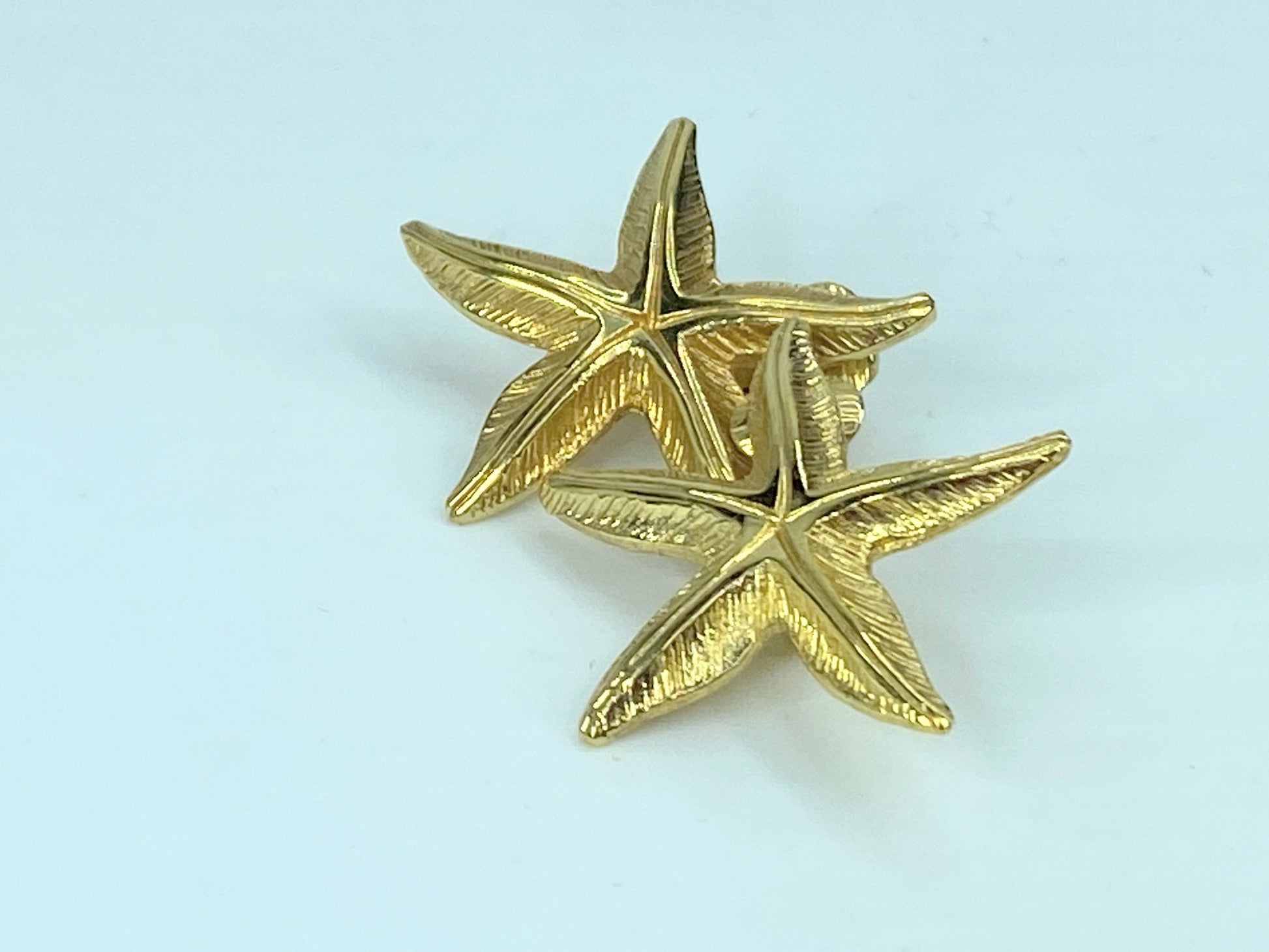 Christian Dior Vintage Starfish gold tone texture clip on Earring GS467