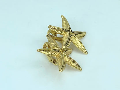 Christian Dior Vintage Starfish gold tone texture clip on Earring GS467