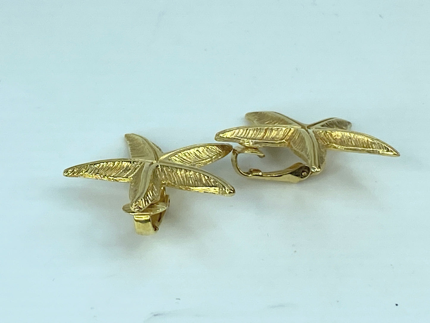 Christian Dior Vintage Starfish gold tone texture clip on Earring GS467