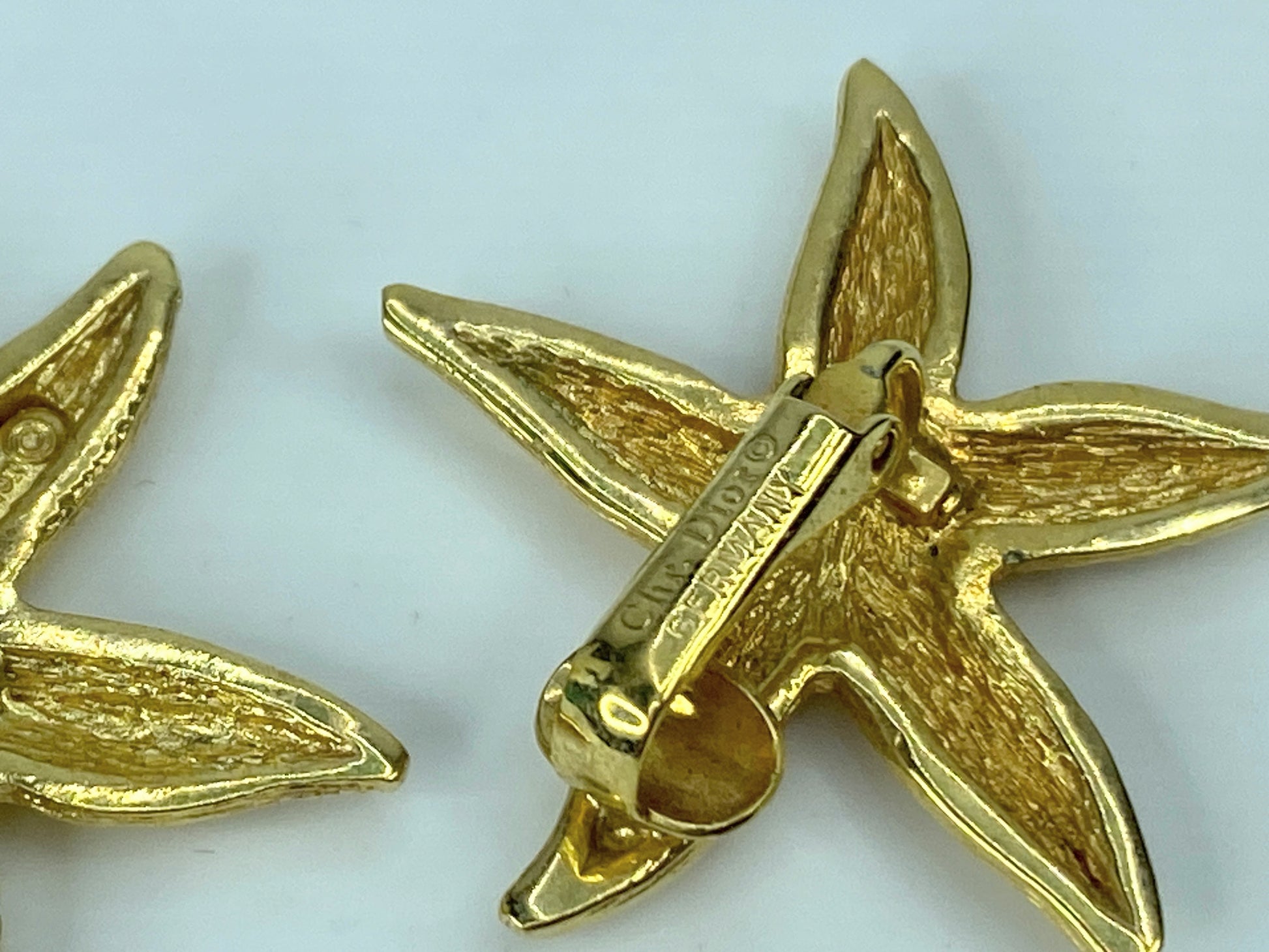 Christian Dior Vintage Starfish gold tone texture clip on Earring GS467