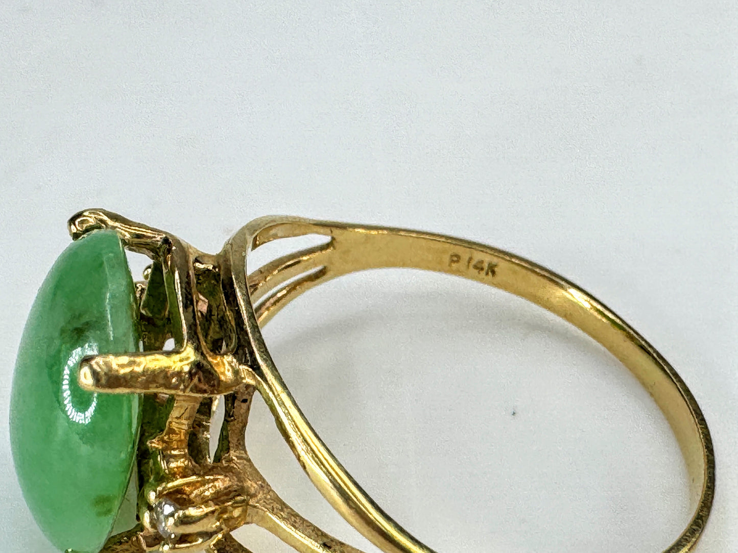 Vintage 14K yellow Gold Green Jadeite Diamond Accent Ring 3.2g s7.5 JR1854
