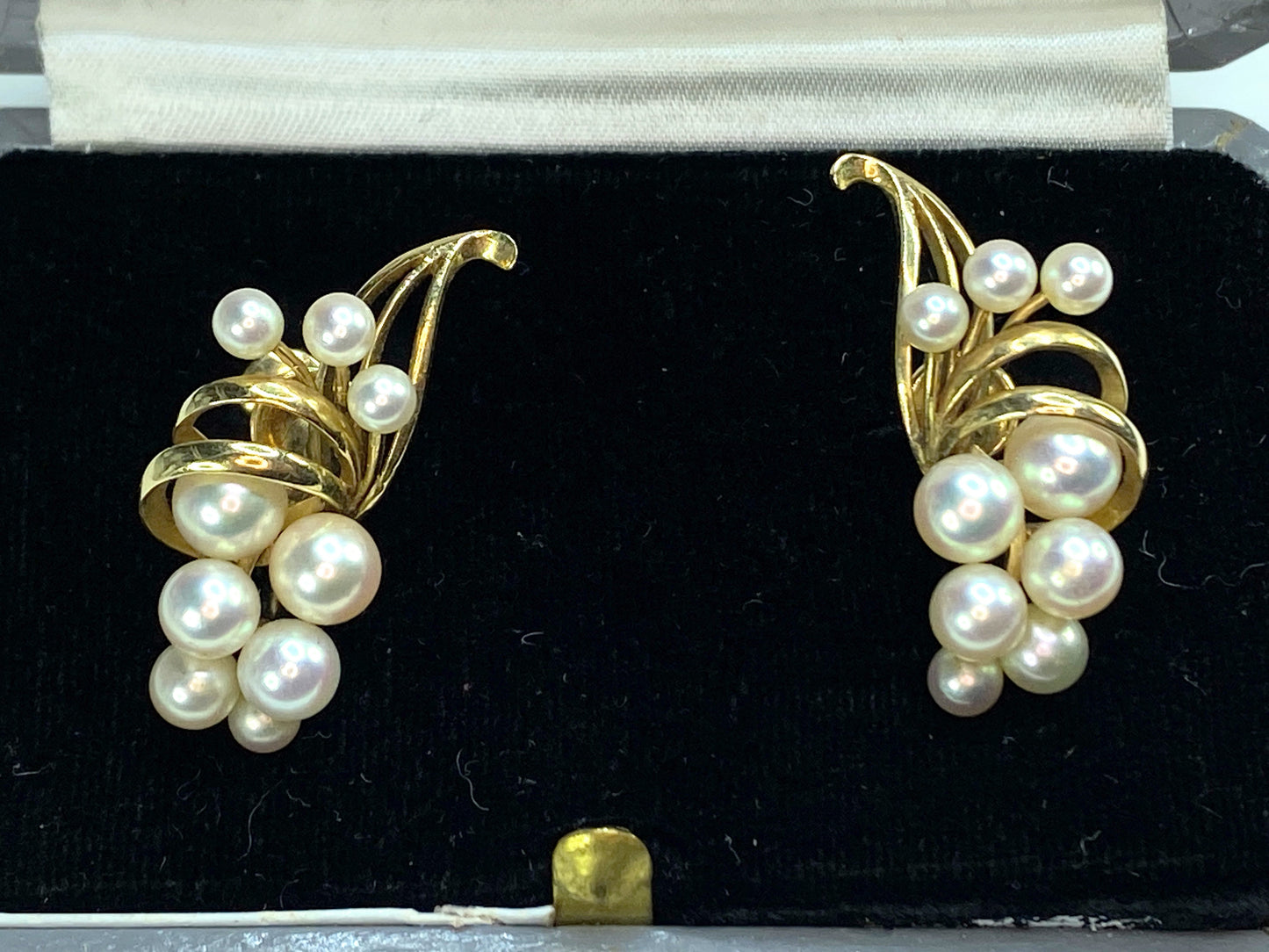 Mikimoto 14K yellow gold Akoya cultured Pearls foliate earrings w/box 8.1g JR006