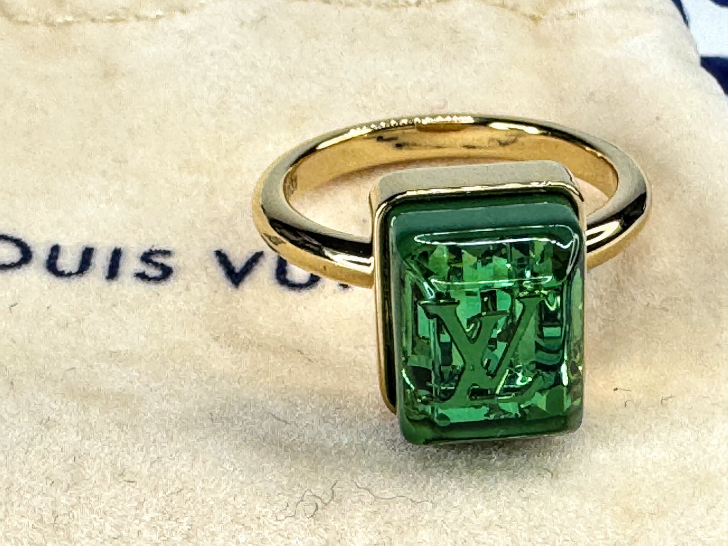 Vintage Louis Vuitton green resin Cosmopolitan ring size 6.5 with pouch GS844