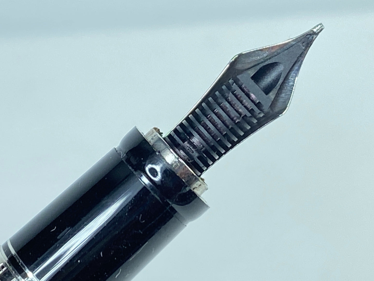 Montblanc Bohème Noir Retractable Nib Fountain Pen 14K Gold SS153