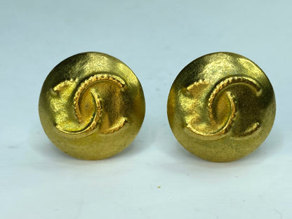 Authentic Chanel vintage 1995 CC button clip-on earrings GS253