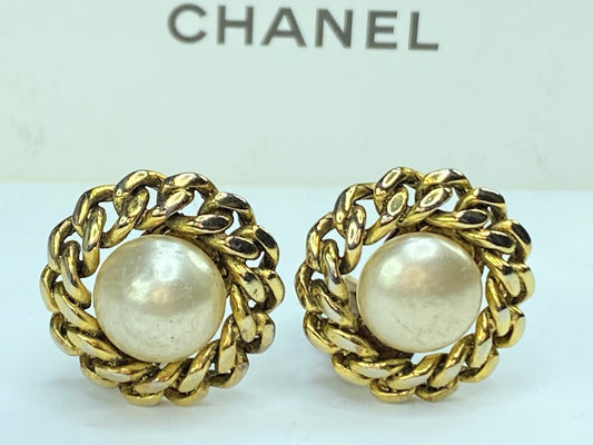 Chanel CC 1984 Faux Pearl Gold tone Curb link clip on earrings GS254