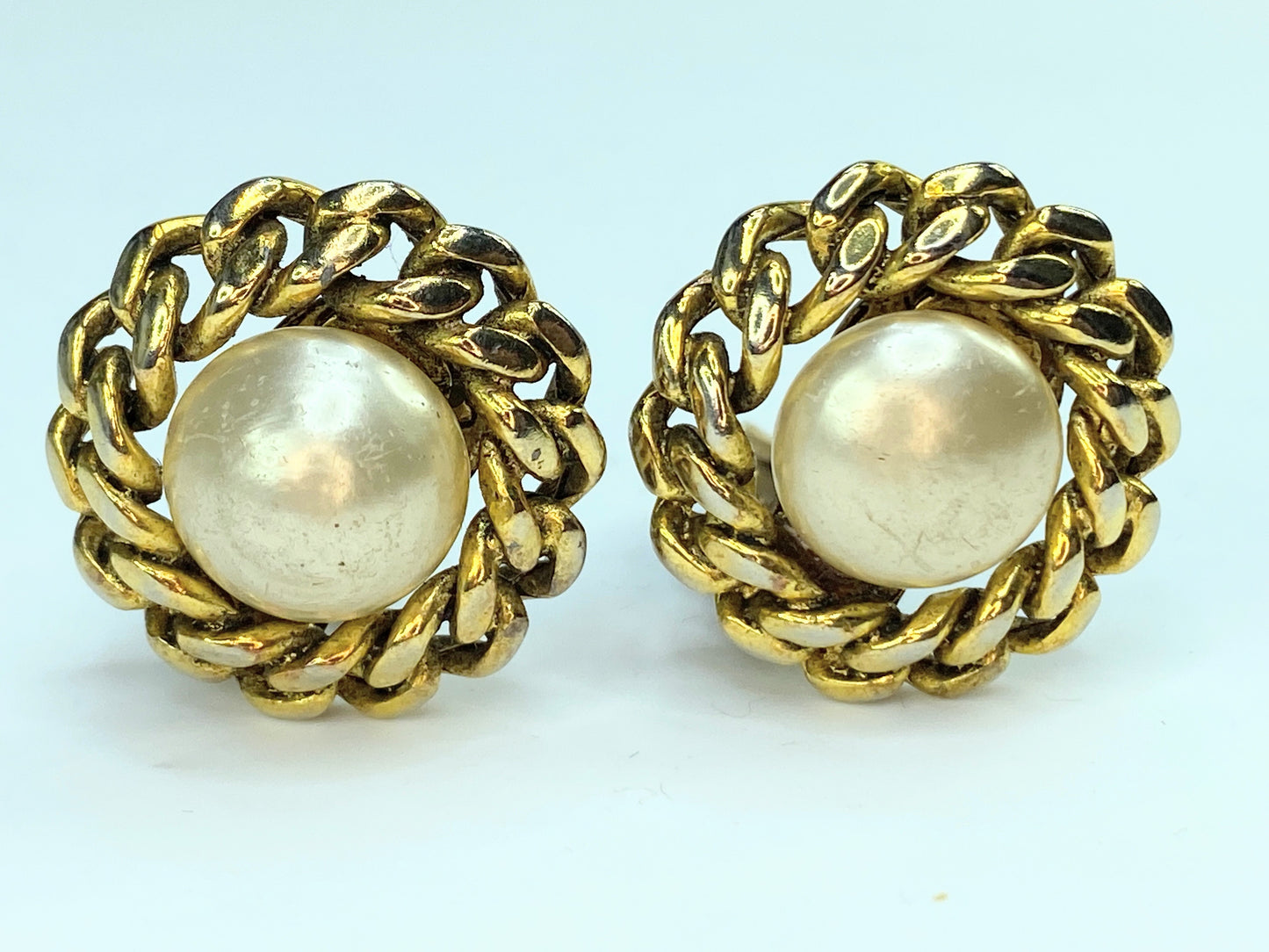 Chanel CC 1984 Faux Pearl Gold tone Curb link clip on earrings GS254