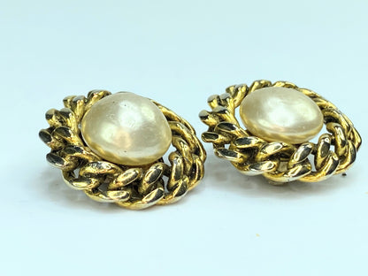 Chanel CC 1984 Faux Pearl Gold tone Curb link clip on earrings GS254