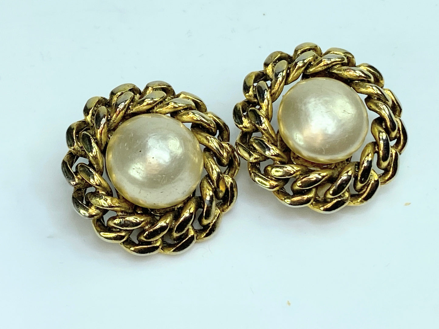 Chanel CC 1984 Faux Pearl Gold tone Curb link clip on earrings GS254