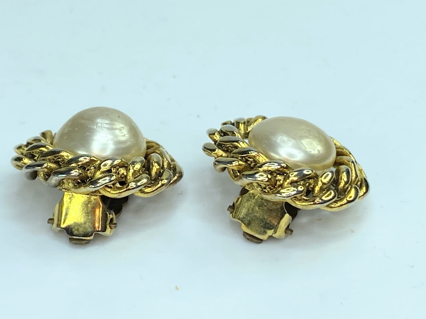 Chanel CC 1984 Faux Pearl Gold tone Curb link clip on earrings GS254