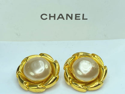 Chanel vintage CC gold tone Pearl clip on earrings GS255