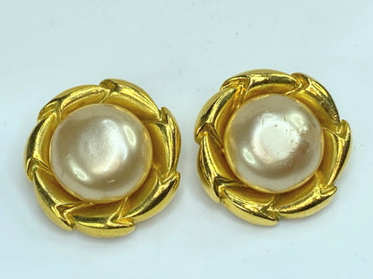 Chanel vintage CC gold tone Pearl clip on earrings GS255