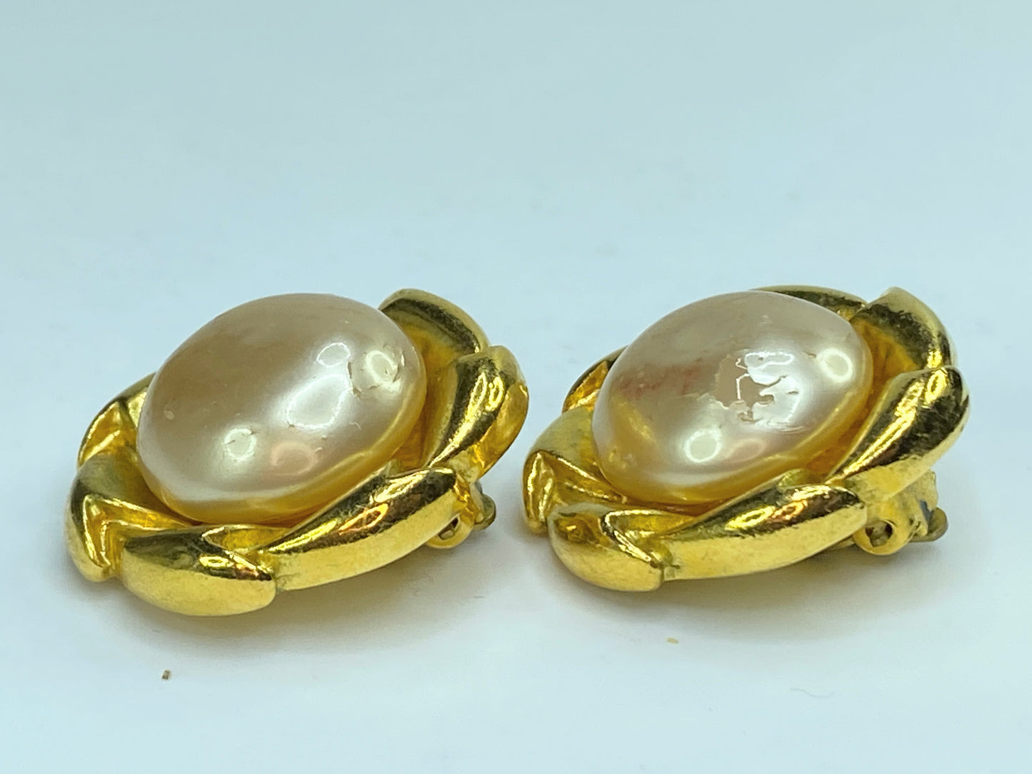 Chanel vintage CC gold tone Pearl clip on earrings GS255