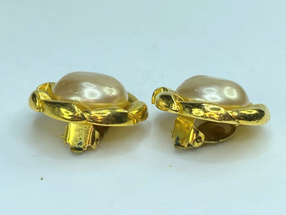 Chanel vintage CC gold tone Pearl clip on earrings GS255