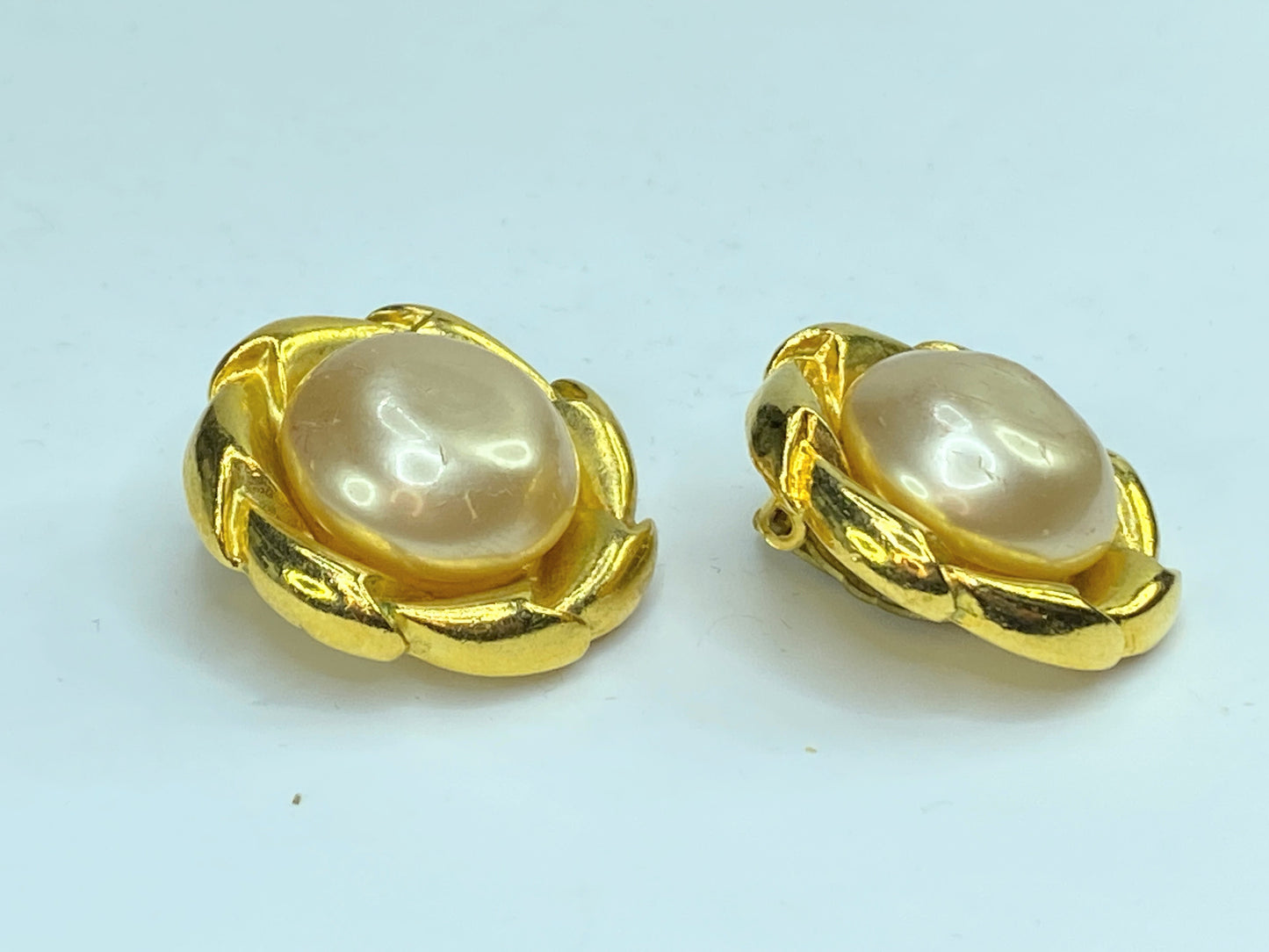 Chanel vintage CC gold tone Pearl clip on earrings GS255