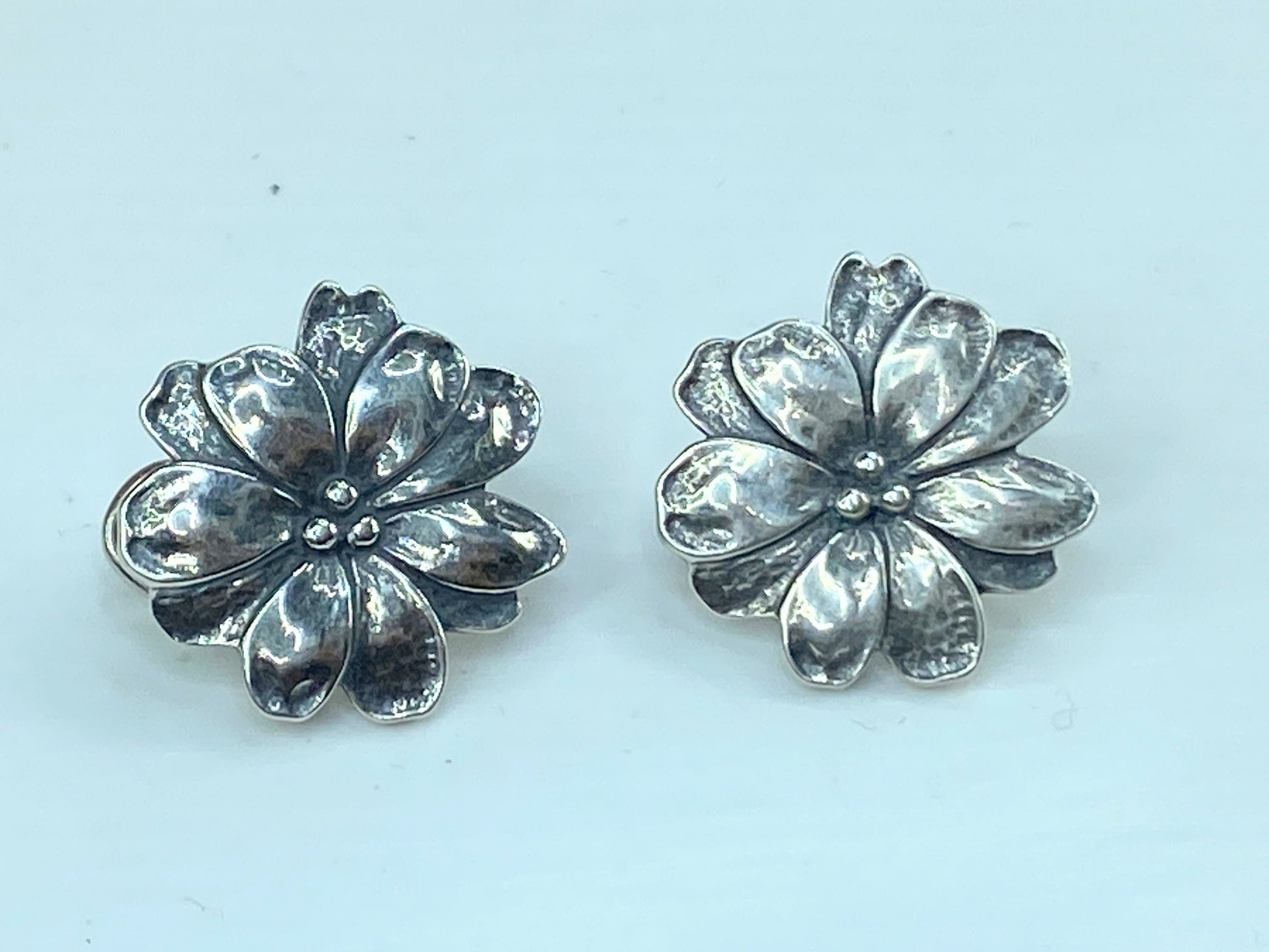 James Avery Retired Flower Earrings Post Omega Backs Classic Subtle Look JR589