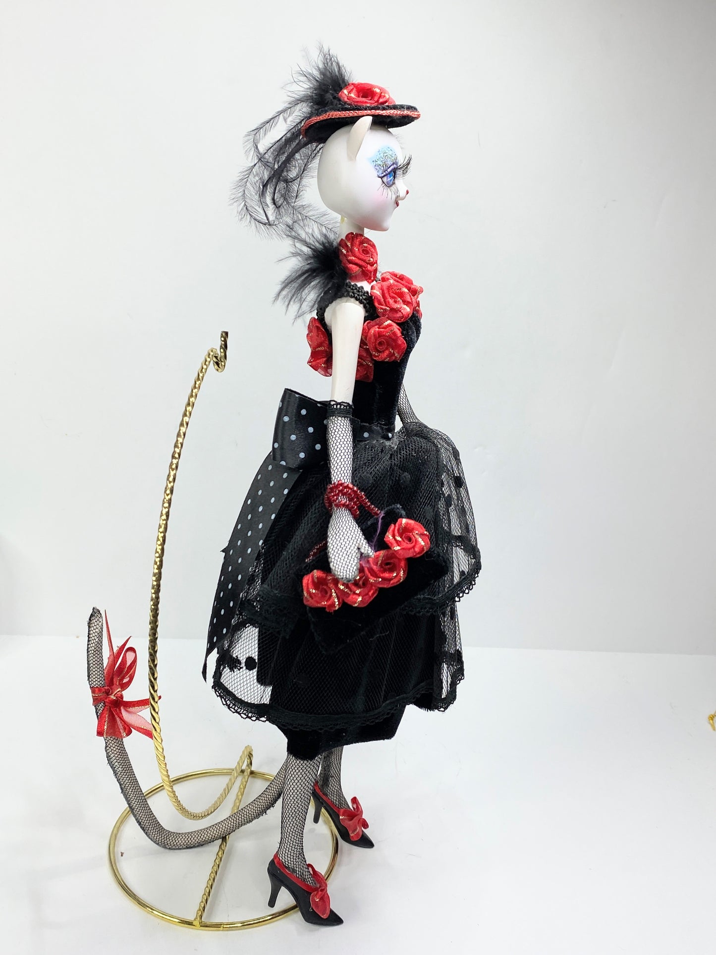 Glamour Kitty Elegant Cat Figurine New in Box Couture Art Display Piece XN66