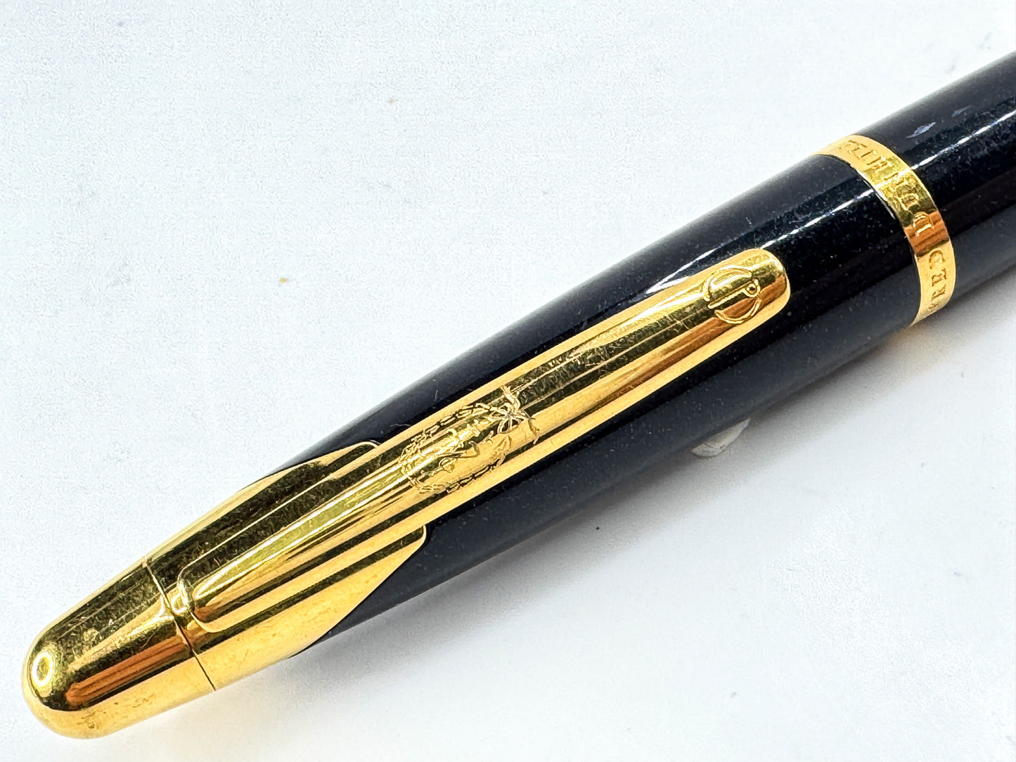 Vintage Alfred Dunhill black lacquer gold plated retractable ballpoint pen SS477