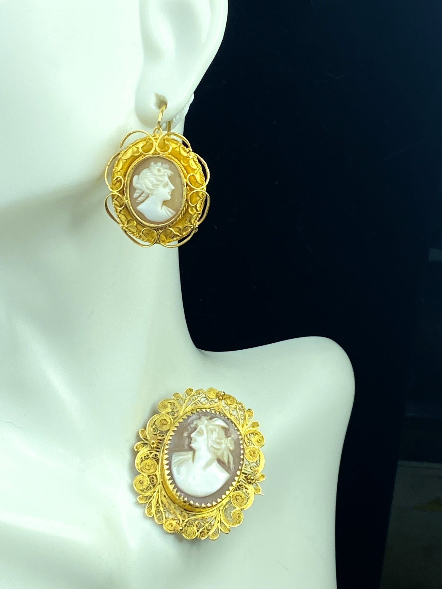 Victorian 18K Detailed Shell Cameo brooch earrings set 14.7g JR8894