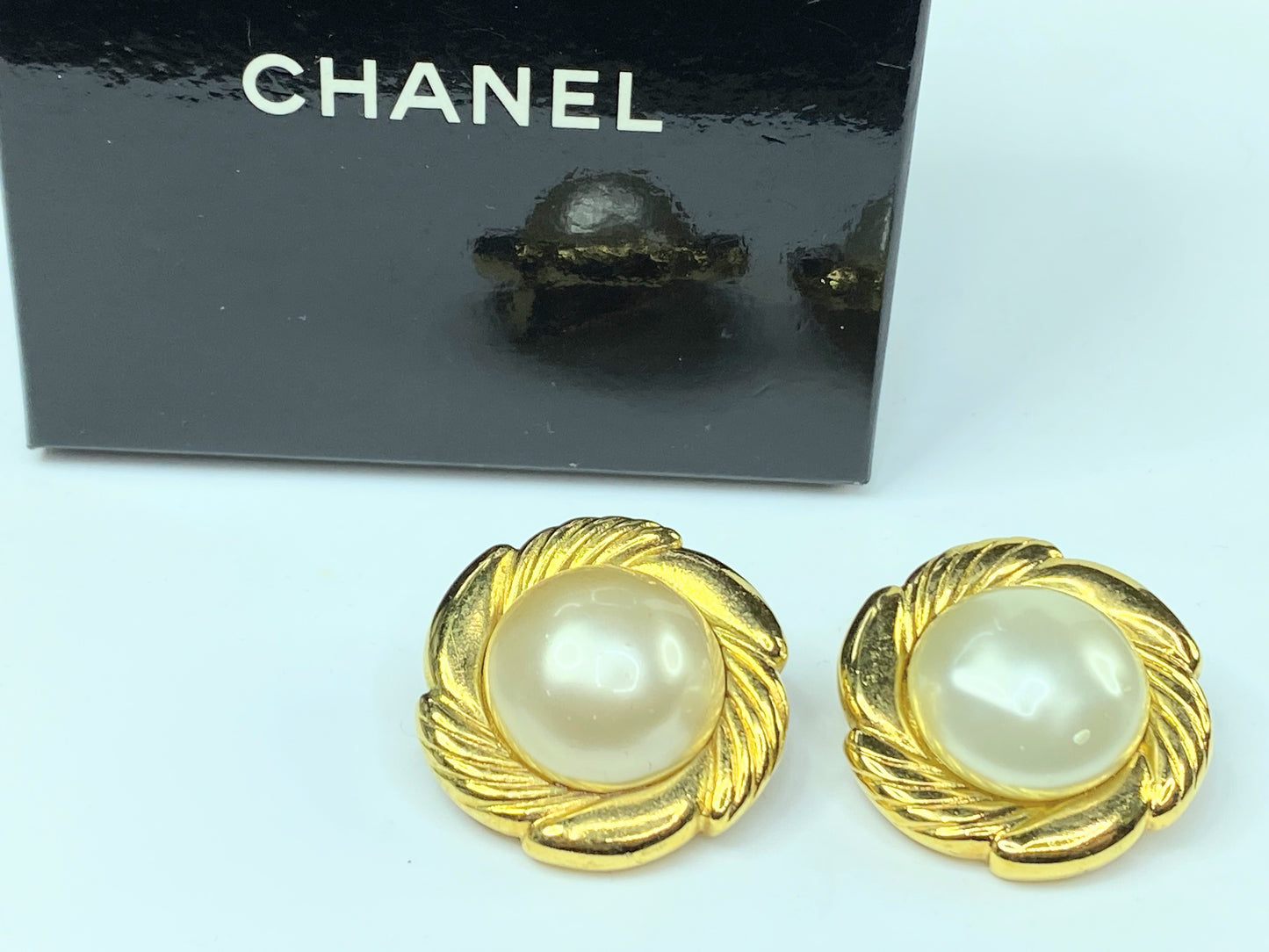 CHANEL Earrings Gold Round White Costume Pearl CC Logo Metal Clip-on GS283