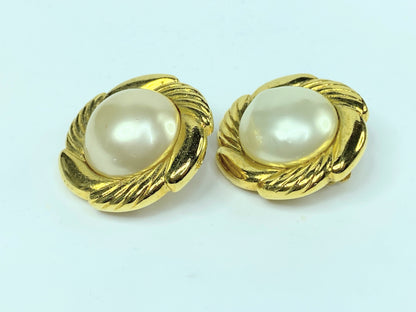 CHANEL Earrings Gold Round White Costume Pearl CC Logo Metal Clip-on GS283