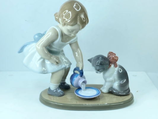 Lladro Kitty's Breakfast Time Figurine #8498 mint A300