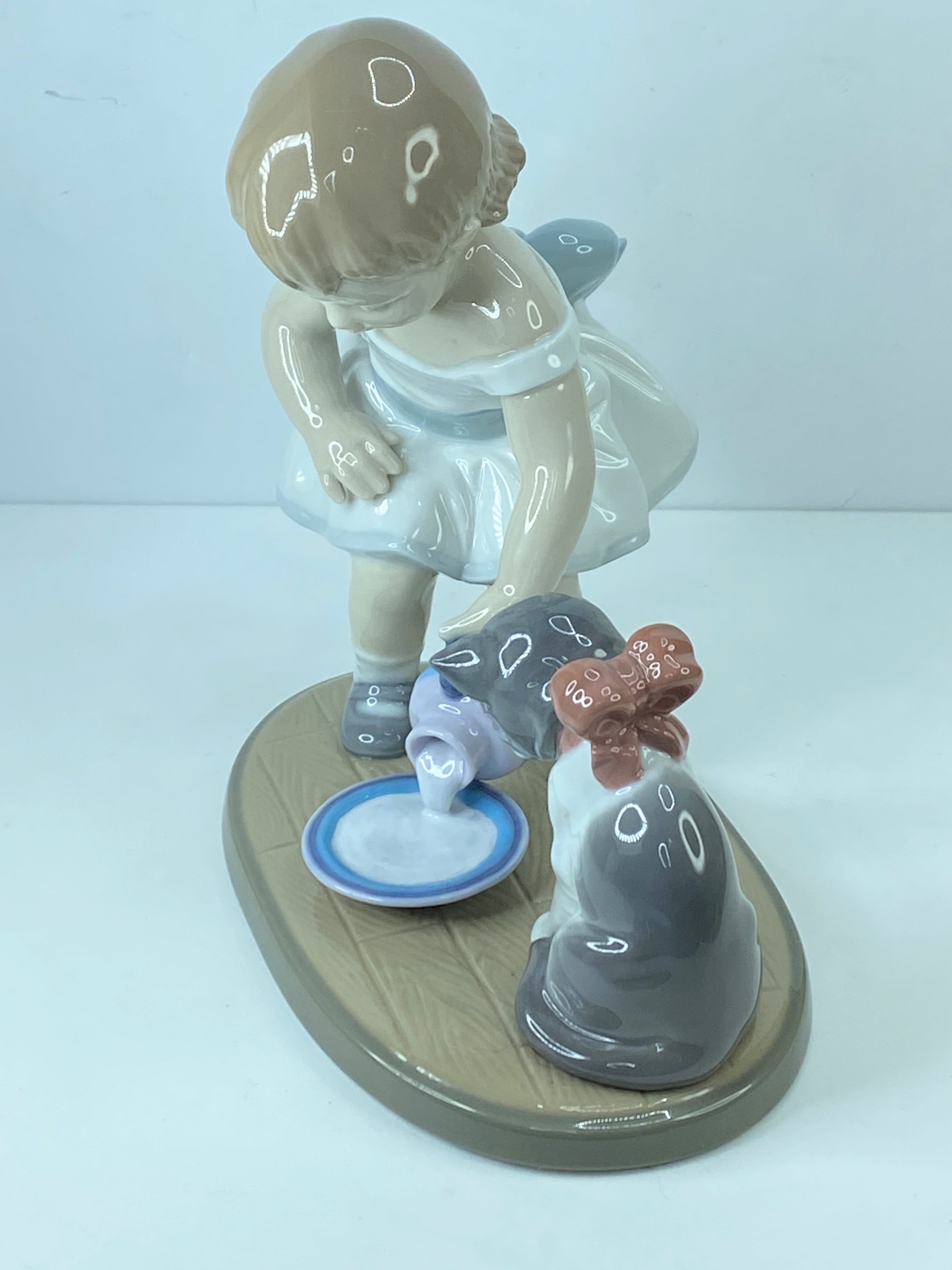 Lladro Kitty's Breakfast Time Figurine #8498 mint A300