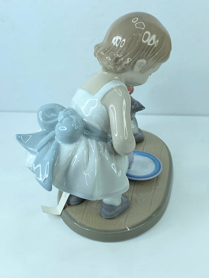 Lladro Kitty's Breakfast Time Figurine #8498 mint A300