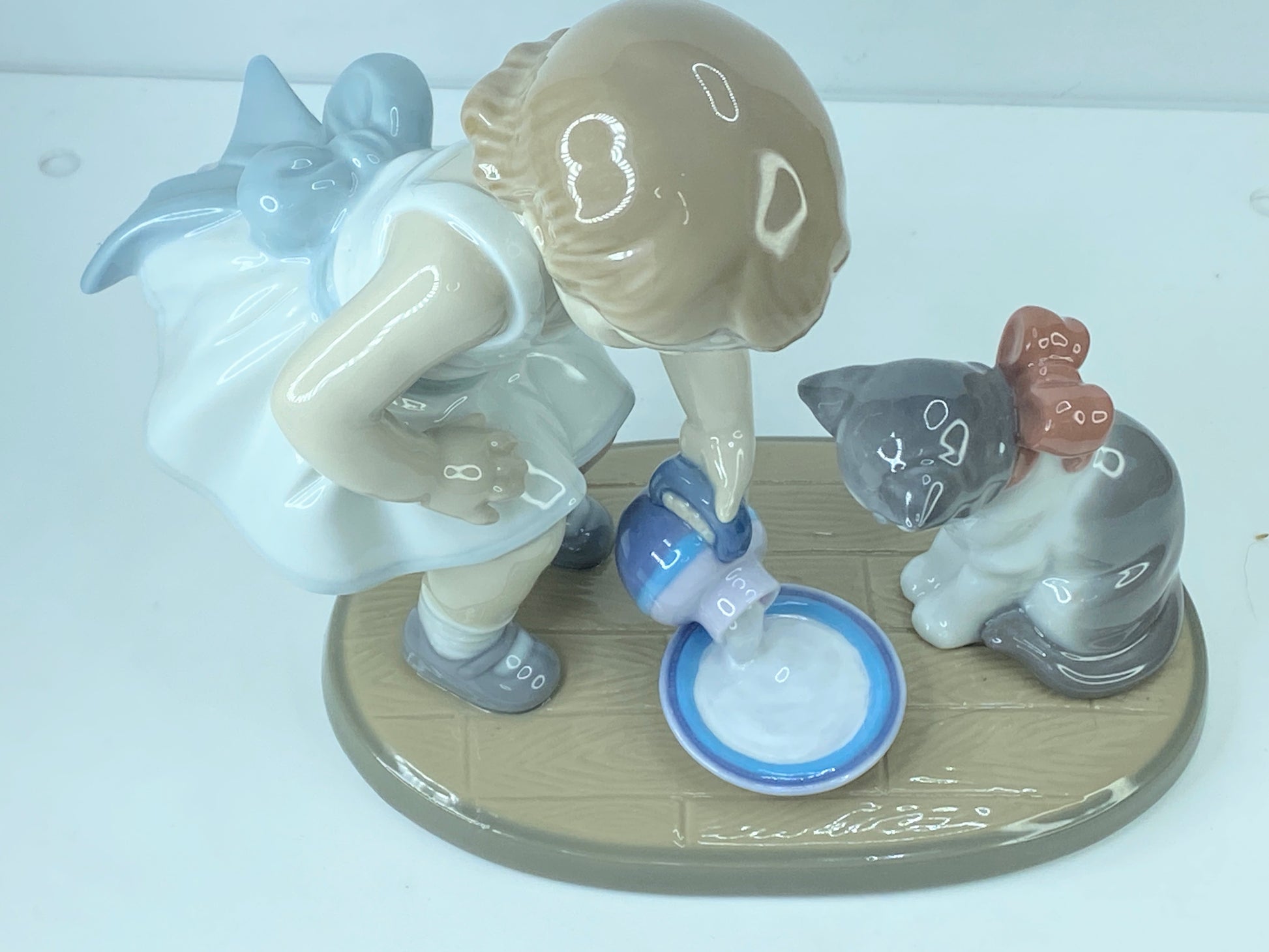 Lladro Kitty's Breakfast Time Figurine #8498 mint A300