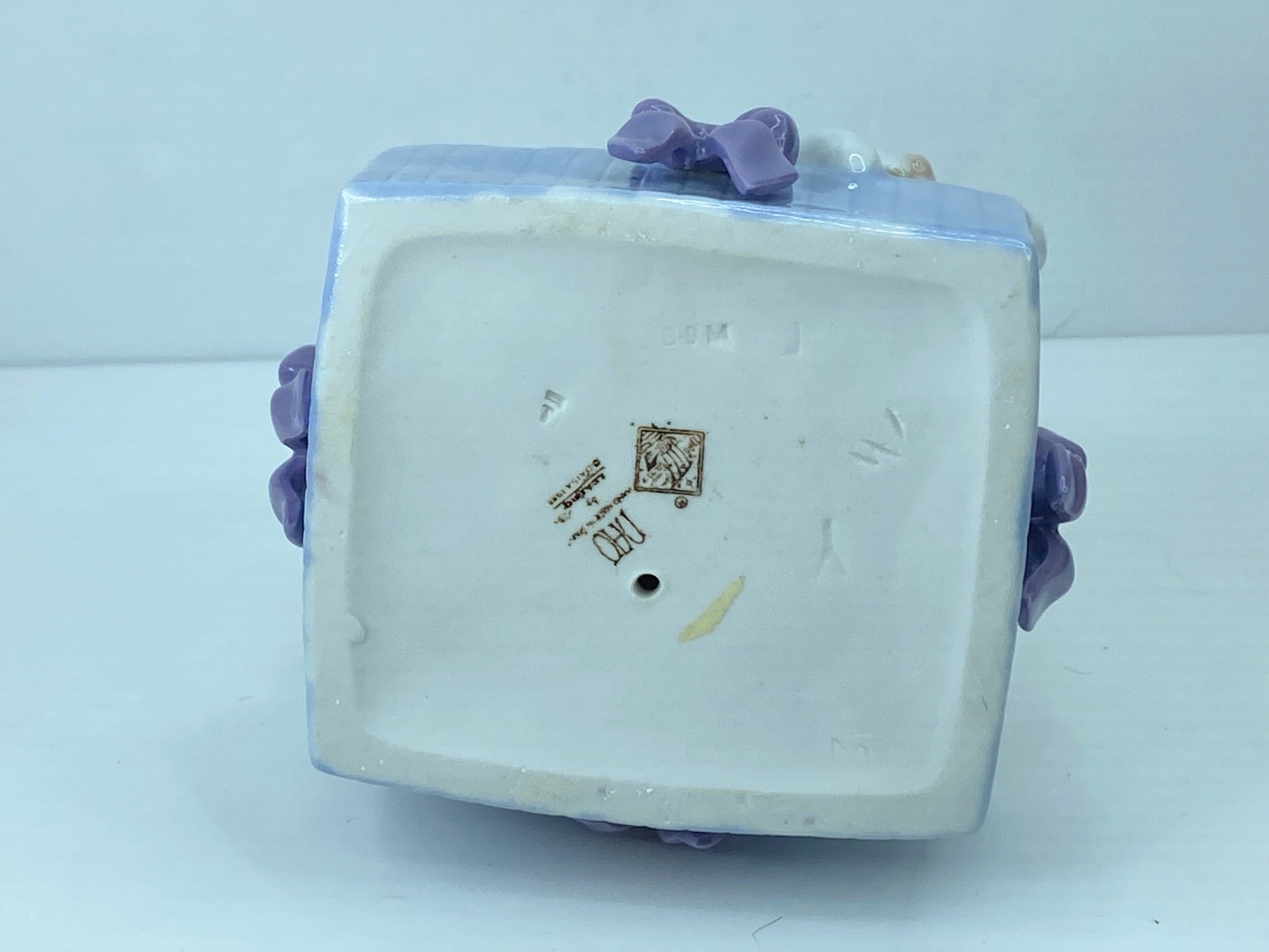 1988 Nao By LLadro Bunny Surprise Figurine A302